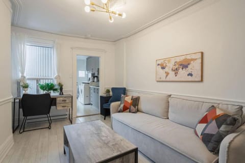 Living room, Seating area, air conditioner