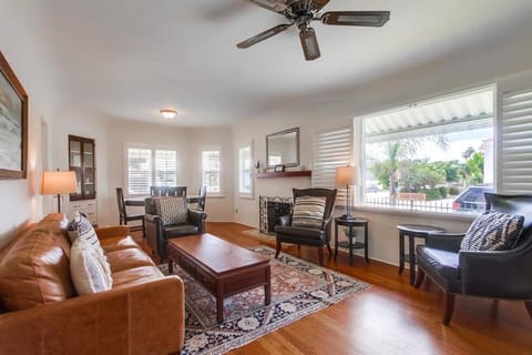 Spring break 2 blocks to beach pier Newport Ave House in Ocean Beach