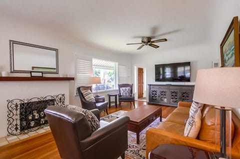 Spring break 2 blocks to beach pier Newport Ave House in Ocean Beach