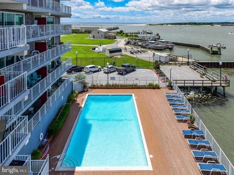 Property building, Sea view, Swimming pool