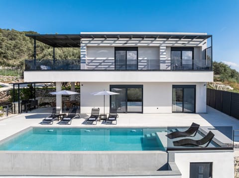 Property building, Patio, Balcony/Terrace, Swimming pool, sunbed