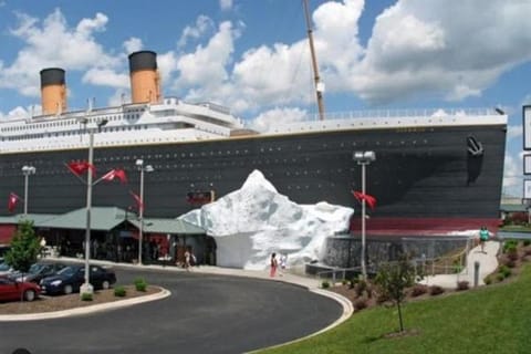 The Cove 4-5 By SDC, Big Deck, Pool, Hot Tub, By Lake Apartment in Indian Point