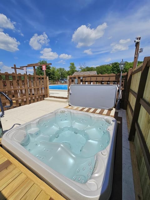 Hot Tub, Pool view, Swimming pool
