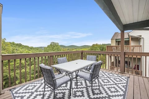 View (from property/room), Balcony/Terrace, Dining area