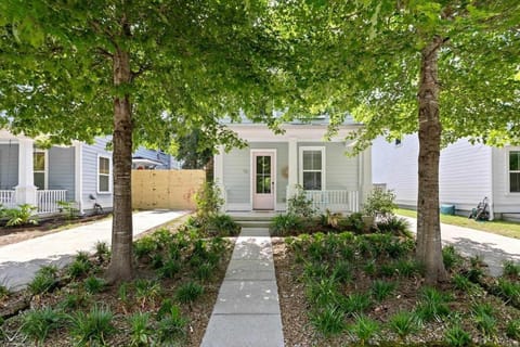 Sweet Retreat, Old Village, 5 mins to Dtwn House in Mount Pleasant