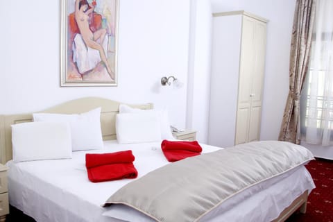 Restaurant/places to eat, Facade/entrance, Bed, Lobby or reception, Lounge or bar, Other, Other, Photo of the whole room, Decorative detail, Decorative detail, City view, Street view