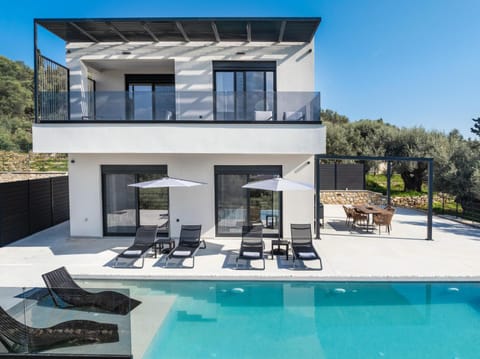 Property building, Patio, Balcony/Terrace, Seating area, Swimming pool, sunbed