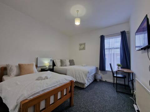 Bed, TV and multimedia, Photo of the whole room, Evening entertainment, Bedroom