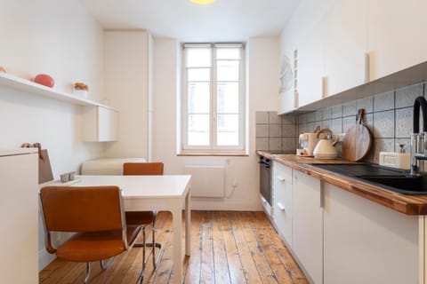 Kitchen or kitchenette, Seating area, Dining area