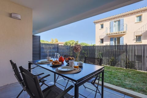 Property building, Balcony/Terrace, Dining area