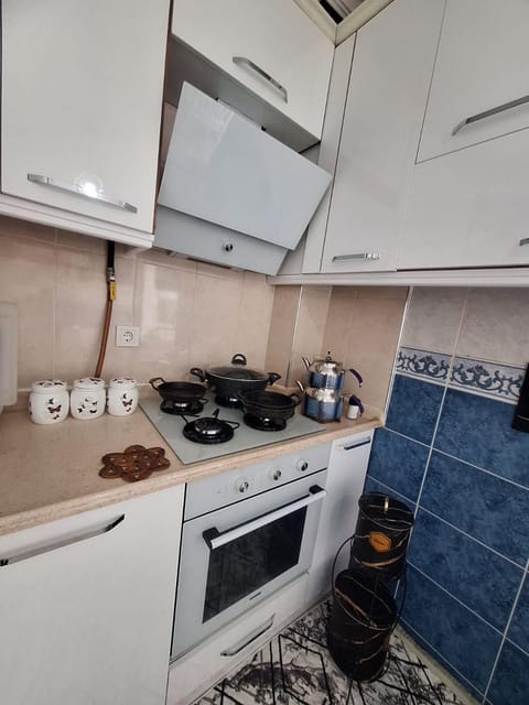 Coffee/tea facilities, Kitchen or kitchenette, dishwasher, stove, toaster