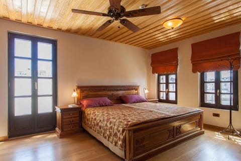 Luxurious Venetian 3 FLOOR HOUSE in the old port House in Chania