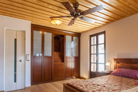 Luxurious Venetian 3 FLOOR HOUSE in the old port House in Chania