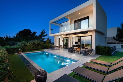 Property building, Swimming pool, sunbed