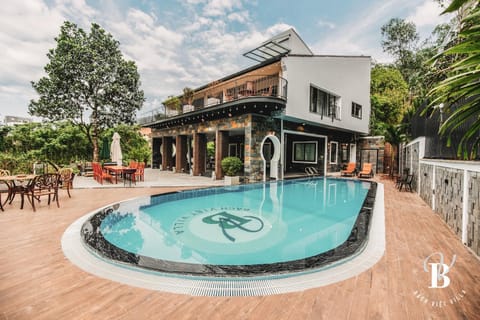 Property building, Day, Pool view, Swimming pool