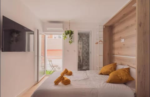 Photo of the whole room, air conditioner