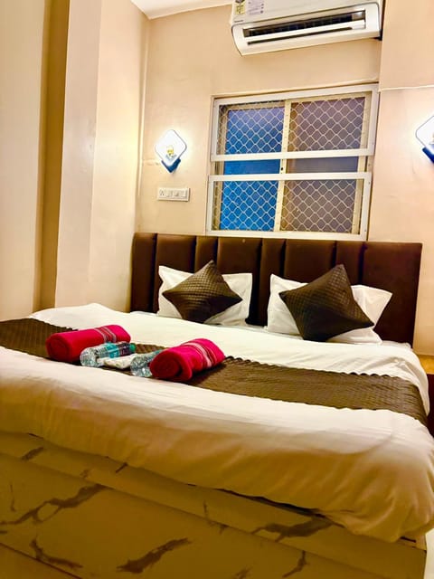 Bed, Living room, Photo of the whole room, Seating area, Bedroom, air conditioner