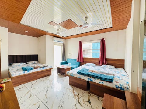 Bed, TV and multimedia, Living room, Photo of the whole room, Seating area, Bedroom, fireplace, towels, wardrobe, air conditioner