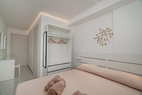 Bedroom, towels, wardrobe