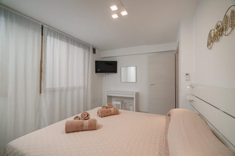 Bed, TV and multimedia, Photo of the whole room