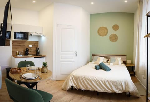 Bed, TV and multimedia, Kitchen or kitchenette, Photo of the whole room, Seating area, Bedroom, wardrobe