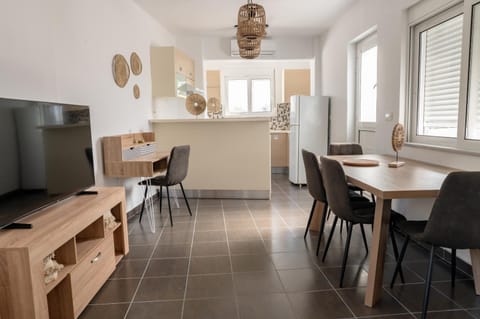 Communal lounge/ TV room, TV and multimedia, Kitchen or kitchenette, Living room, Seating area, Evening entertainment