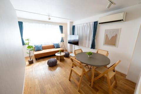 Bed, Living room, Photo of the whole room, Dining area, air conditioner