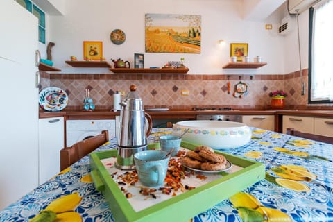 Kitchen or kitchenette, Dining area, Food, Breakfast, Lunch, kitchen