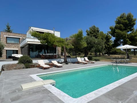 Property building, Patio, Spring, Day, Garden, Garden view, Pool view, Swimming pool, sunbed