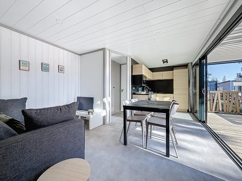 Communal lounge/ TV room, Kitchen or kitchenette, Seating area, Dining area