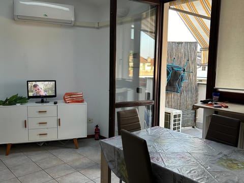 TV and multimedia, Dining area, air conditioner