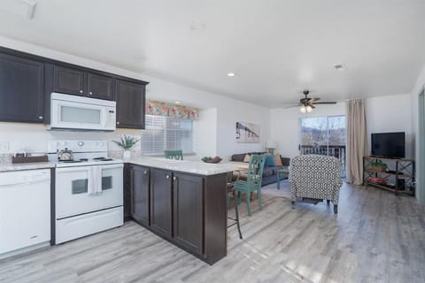 TV and multimedia, Living room, Seating area, Dining area, oven, stove