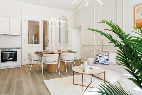 Kitchen or kitchenette, Living room, Seating area, Dining area, oven, stove