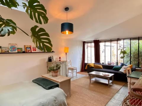 Bed, Living room, Photo of the whole room, Seating area, Bedroom
