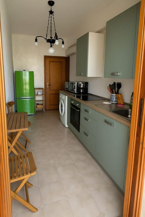 Coffee/tea facilities, Kitchen or kitchenette, Dining area, stove