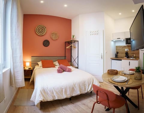 Bed, TV and multimedia, Kitchen or kitchenette, Photo of the whole room, Seating area, Dining area, Food