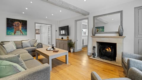 TV and multimedia, Living room, Seating area, fireplace