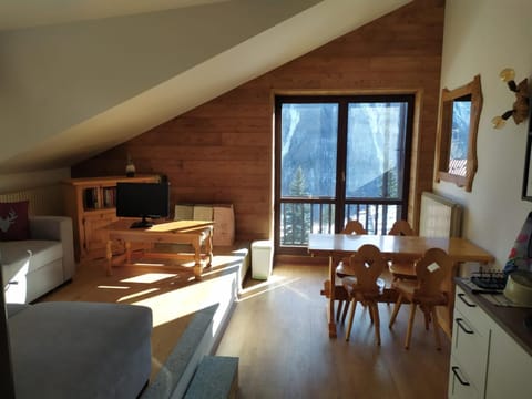 Communal lounge/ TV room, TV and multimedia, Kitchen or kitchenette, Living room, Seating area, Dining area, Evening entertainment