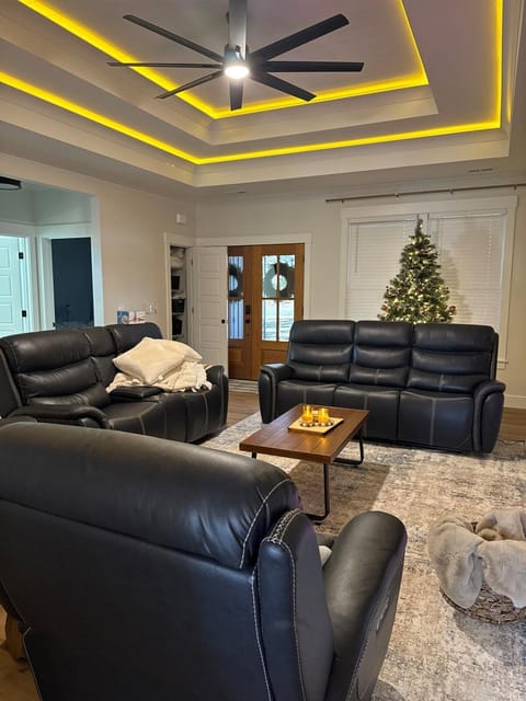 Modern Luxury Getaway Hot Tub NEW Gameroom Villa in Landrum