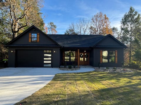 Modern Luxury Getaway Hot Tub NEW Gameroom Villa in Landrum