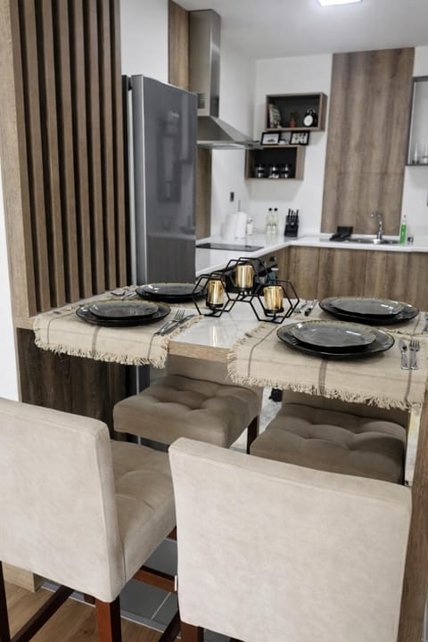 Kitchen or kitchenette, Food and drinks, Dining area, stove