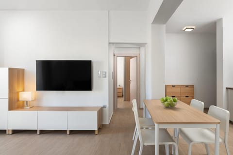 Communal lounge/ TV room, TV and multimedia, Living room, Seating area, Dining area, Evening entertainment