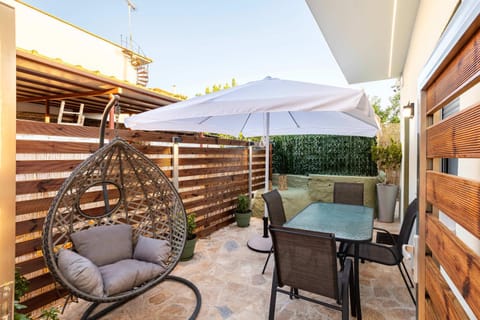 Patio, Day, Balcony/Terrace, Seating area, Dining area, sunbed
