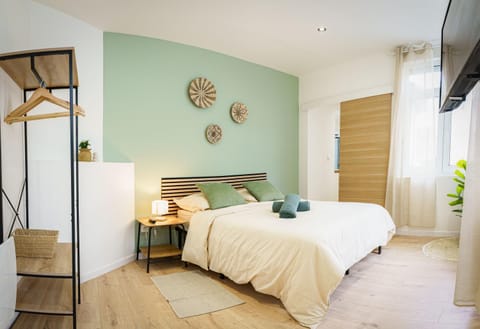 Bed, Photo of the whole room, Bedroom, wardrobe