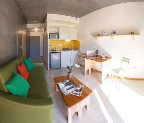 Kitchen or kitchenette, Living room, Seating area, Dining area