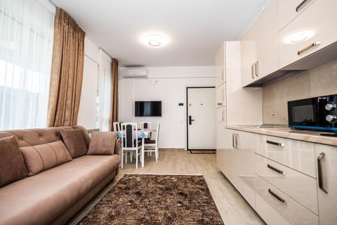 TV and multimedia, Kitchen or kitchenette, Living room, Seating area, Dining area