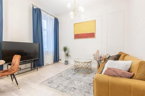 TV and multimedia, Living room, Seating area, Evening entertainment