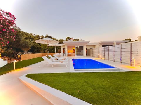 Day, Garden, Garden view, Pool view, Swimming pool, sunbed
