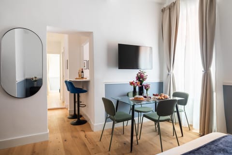 Seating area, Dining area