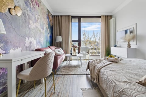Bed, TV and multimedia, Living room, Photo of the whole room, Seating area, Bedroom